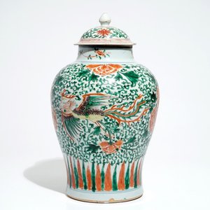 Un vase couvert de forme balustre en porcelaine de Chine wucai, époque Transition — photo 1