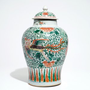 Un vase couvert de forme balustre en porcelaine de Chine wucai, époque Transition — photo 3