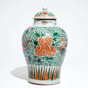 Un vase couvert de forme balustre en porcelaine de Chine wucai, époque Transition — photo 4