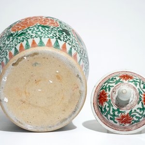 Un vase couvert de forme balustre en porcelaine de Chine wucai, époque Transition — photo 6