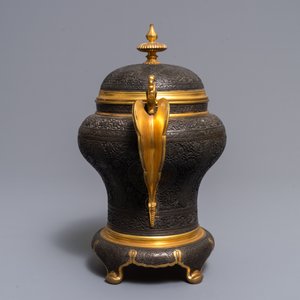 Un vase couvert en bronze partiellement doré de style Qajar, France, 19ème — photo 2