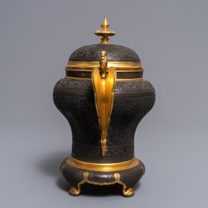 Un vase couvert en bronze partiellement doré de style Qajar, France, 19ème — photo 4