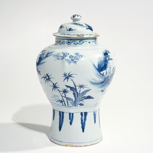 Un vase couvert en faïence de Delft bleu et blanc à décor chinoiserie, 2ème moitié du 17ème — photo 3