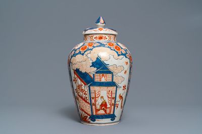 Un vase couvert en faïence de Delft doré de style Imari à décor de chinoiserie, 1er quart du 18ème