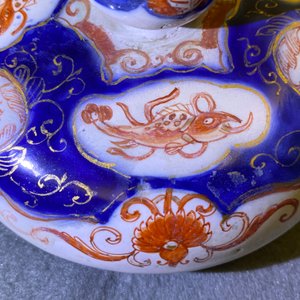 Un vase couvert en faïence de Delft doré de style Imari à décor de chinoiserie, 1er quart du 18ème — photo 7