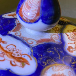 Un vase couvert en faïence de Delft doré de style Imari à décor de chinoiserie, 1er quart du 18ème — photo 10