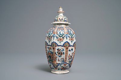 Un vase couvert en faïence de Delft en palette cachemire, 17/18ème