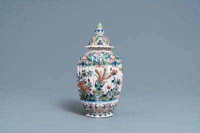 Un vase couvert en faïence de Delft en palette cachemire, 18ème