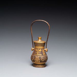 Un vase couvert en fer forgé partiellement doré à la feuille, Chine, probablement 19ème — photo 1