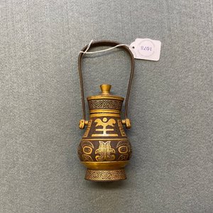 Un vase couvert en fer forgé partiellement doré à la feuille, Chine, probablement 19ème — photo 9