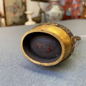Un vase couvert en fer forgé partiellement doré à la feuille, Chine, probablement 19ème — photo 10