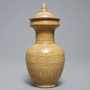 Un vase couvert en grès porcelaineux brun à décor floral incisé, Song ou après — photo 4