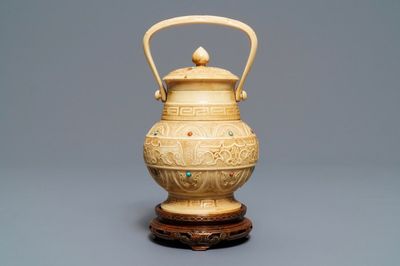 Un vase couvert en ivoire incrusté de corail et turquoise, 1ère moitié du 20ème