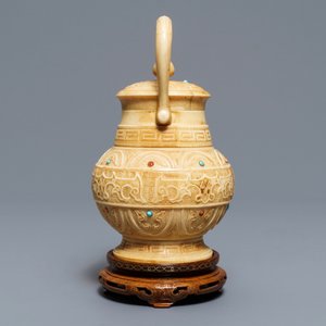 Un vase couvert en ivoire incrusté de corail et turquoise, 1ère moitié du 20ème — photo 2