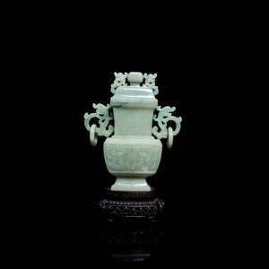 Un vase couvert en jade sculpté, Chine, Qing — photo 3