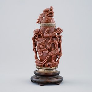 Un vase couvert en pierre d'or sculptée et monté en bronze par Maquet à Paris, 19/20ème — photo 1