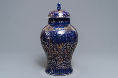 Un vase couvert en porcelaine de Chine à décor doré sur fond bleu poudré, marque de Kangxi, 19/20ème