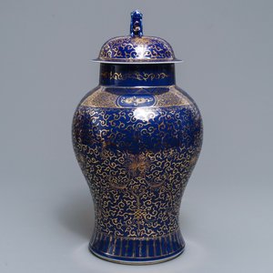 Un vase couvert en porcelaine de Chine à décor doré sur fond bleu poudré, marque de Kangxi, 19/20ème — photo 1