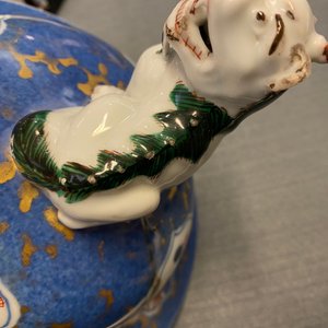 Un vase couvert en porcelaine de Chine à fond bleu poudré, Kangxi — photo 11