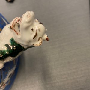 Un vase couvert en porcelaine de Chine à fond bleu poudré, Kangxi — photo 12