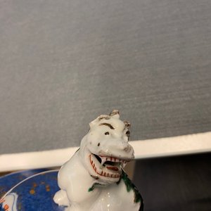 Un vase couvert en porcelaine de Chine à fond bleu poudré, Kangxi — photo 9