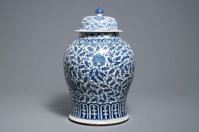 Un vase couvert en porcelaine de Chine bleu blanc à décor de rinceaux lotus, 19ème