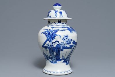 Un vase couvert en porcelaine de Chine bleu et blanc, 19ème