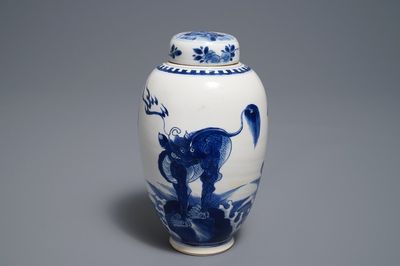 Un vase couvert en porcelaine de Chine bleu et blanc à décor d'animaux mythiques, Kangxi