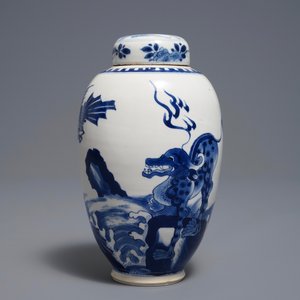 Un vase couvert en porcelaine de Chine bleu et blanc à décor d'animaux mythiques, Kangxi — photo 4