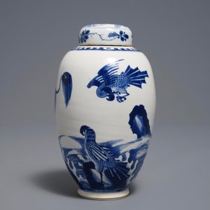 Un vase couvert en porcelaine de Chine bleu et blanc à décor d'animaux mythiques, Kangxi — photo 5