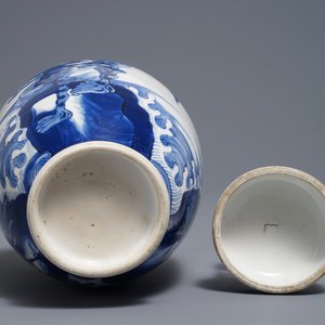 Un vase couvert en porcelaine de Chine bleu et blanc à décor d'animaux mythiques, Kangxi — photo 7
