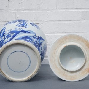 Un vase couvert en porcelaine de Chine bleu et blanc à décor d'animaux mythiques, Kangxi — photo 11