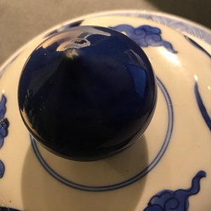 Un vase couvert en porcelaine de Chine bleu et blanc à décor d'animaux mythiques, Kangxi — photo 14