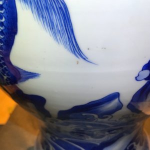 Un vase couvert en porcelaine de Chine bleu et blanc à décor d'animaux mythiques, Kangxi — photo 17