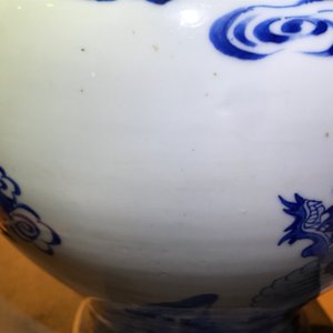 Un vase couvert en porcelaine de Chine bleu et blanc à décor d'animaux mythiques, Kangxi — photo 19