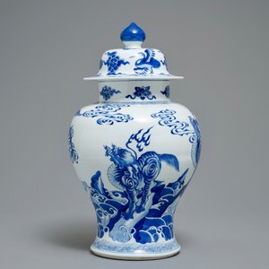 Un vase couvert en porcelaine de Chine bleu et blanc à décor d'animaux mythiques, Kangxi — photo 4