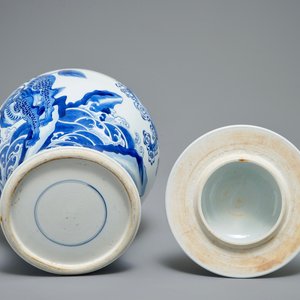 Un vase couvert en porcelaine de Chine bleu et blanc à décor d'animaux mythiques, Kangxi — photo 6