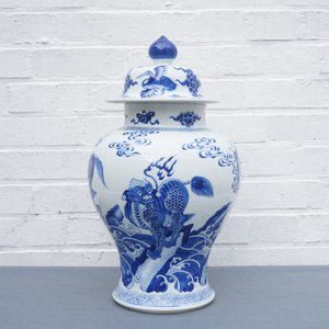 Un vase couvert en porcelaine de Chine bleu et blanc à décor d'animaux mythiques, Kangxi — photo 8