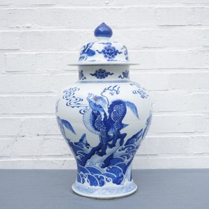 Un vase couvert en porcelaine de Chine bleu et blanc à décor d'animaux mythiques, Kangxi — photo 9