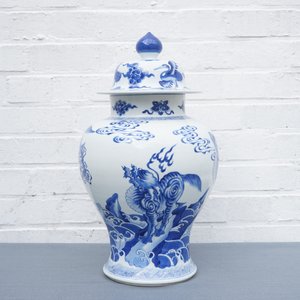 Un vase couvert en porcelaine de Chine bleu et blanc à décor d'animaux mythiques, Kangxi — photo 10