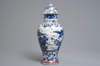 Un vase couvert en porcelaine de Chine bleu et blanc à décor d'un paysage surdécoré, Kangxi