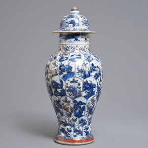 Un vase couvert en porcelaine de Chine bleu et blanc à décor d'un paysage surdécoré, Kangxi — photo 3