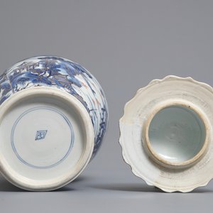 Un vase couvert en porcelaine de Chine bleu et blanc à décor d'un paysage surdécoré, Kangxi — photo 6