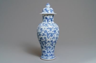 Un vase couvert en porcelaine de Chine bleu et blanc à décor floral, Kangxi