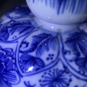 Un vase couvert en porcelaine de Chine bleu et blanc à décor floral, Kangxi — photo 11