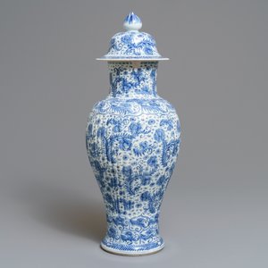 Un vase couvert en porcelaine de Chine bleu et blanc à décor floral, Kangxi — photo 3