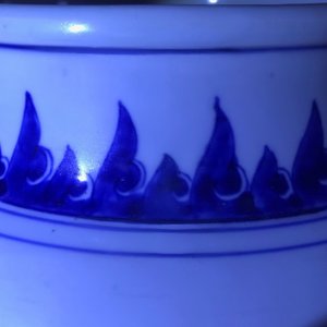 Un vase couvert en porcelaine de Chine bleu et blanc aux panneaux figuratives, époque Transition — photo 14