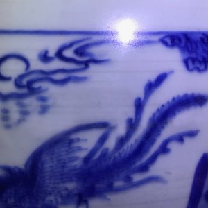 Un vase couvert en porcelaine de Chine bleu et blanc aux panneaux figuratives, époque Transition — photo 16