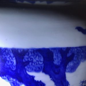 Un vase couvert en porcelaine de Chine bleu et blanc aux panneaux figuratives, époque Transition — photo 19