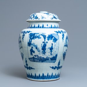 Un vase couvert en porcelaine de Chine bleu et blanc aux panneaux figuratives, époque Transition — photo 3